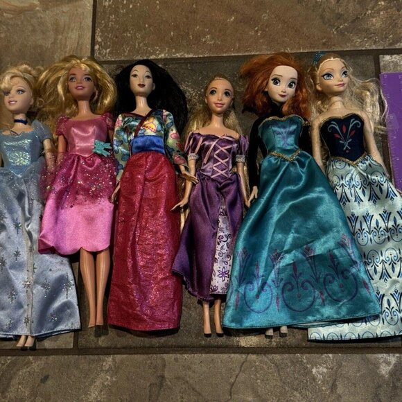 Disney Princess Lot: Cinderella, Sleeping Beauty, Mulan, Rapunzel, Anna, Elsa - Picture 1 of 15